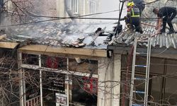 İŞ YERİNDE YANGIN PANİĞİ: ÇATI ALEVLERE TESLİM OLDU