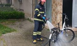 GARAJDA KORKUTAN YANGIN: ELEKTRİKLİ BİSİKLET KÜLE DÖNDÜ