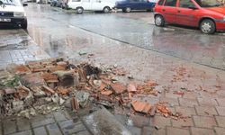 DENİZLİ’DE FIRTINA HAYATI FELÇ ETTİ! ÇATILAR UÇTU, AĞAÇLAR ARAÇLARIN ÜZERİNE DEVRİLDİ