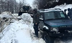 KARTEPE ZİRVEDE BEYAZA BÜRÜNDÜ: MAHSUR KALANLARA GECE MÜDAHALESİ