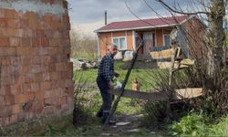 EV VAR, YOL YOK: 62 YAŞINDAKİ ADAM 10 YILDIR TARLADAN YÜRÜYOR