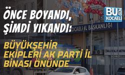 Önce Boyandı, Şimdi Yıkandı: Büyükşehir Ekipleri AK Parti İl Binası Önünde