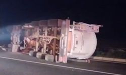 ÇİMENTO TANKERİ DEVRİLDİ: SÜRÜCÜ YARALANDI