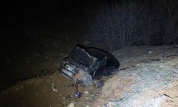 DİREKSİYON HAKİMİYETİNİ KAYBEDEN ARAÇ ŞARAMPOLE UÇTU: 5 YARALI