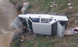 KAVŞAKTA FECİ ÇARPIŞMA: OTOMOBİL KÖPRÜDEN DEREYE UÇTU