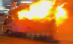 JAPONYA’DA YOLDA ALEV ALAN KAMYONET İTFAİYEYE SÜRÜLDÜ