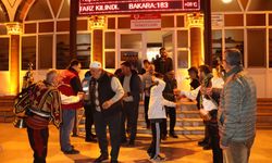 İZMİT BELEDİYESİ’NDEN TERAVİH ÇIKIŞINDA CEMAATE LOKUM VE ŞERBET İKRAMI