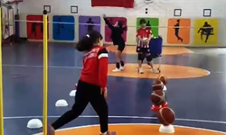 Körfez Belediyesi Spor Akademisi’nde ücretsiz basketbol ve voleybol okulları sürüyor