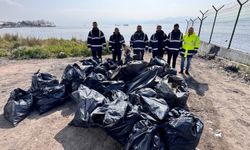 KOCAELİ’DE MAVİ TAKIMDAN PLAJYOLU SAHİLİ’NDE 50 POŞET ATIK TEMİZLİĞİ