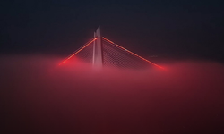 SİS KÖPRÜYÜ YUTTU: BÜYÜLEYİCİ MANZARA ORTAYA ÇIKTI