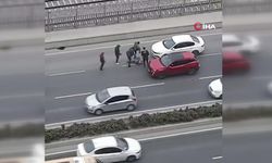 YOL VERME TARTIŞMASI KAVGAYA DÖNÜŞTÜ: 1 KİŞİ DARBEDİLDİ, TIR ARACA ÇARPTI