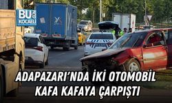ADAPAZARI'NDA İKİ OTOMOBİL KAFA KAFAYA ÇARPIŞTI