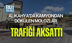 ALİKAHYA’DA KAMYONDAN DÖKÜLEN MOLOZLAR TRAFİĞİ AKSATTI