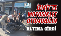 İZMİT'TE MOTOSİKLET OTOMOBİLİN ALTINA GİRDİ