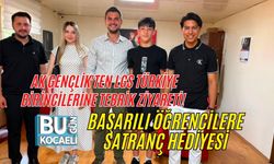 AK GENÇLİK'TEN LGS TÜRKİYE BİRİNCİLERİNE TEBRİK ZİYARETİ! BAŞARILI ÖĞRENCİLERE SATRANÇ HEDİYESİ
