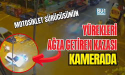 MOTOSİKLET SÜRÜCÜSÜNÜN YÜREKLERİ AĞZA GETİREN KAZASI KAMERADA