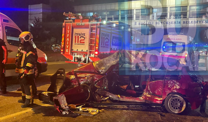 Kocaeli’de Feci Kaza; Otomobil İki Belediye Otobüsüne Çarptı; 1 Ölü 3 yaralı