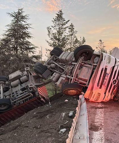 Gebze Gişeleri Yolunda Tır Devrildi! Sürücü Yaralandı