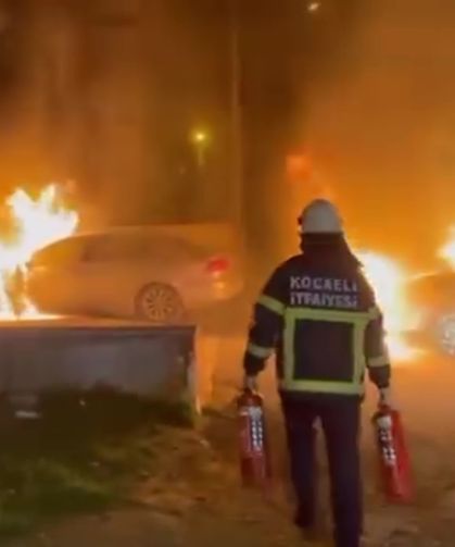 Darıca’da Park Halindeki Otomobil Cayır Cayır Yandı: Yanındaki Araç da Hasar Gördü