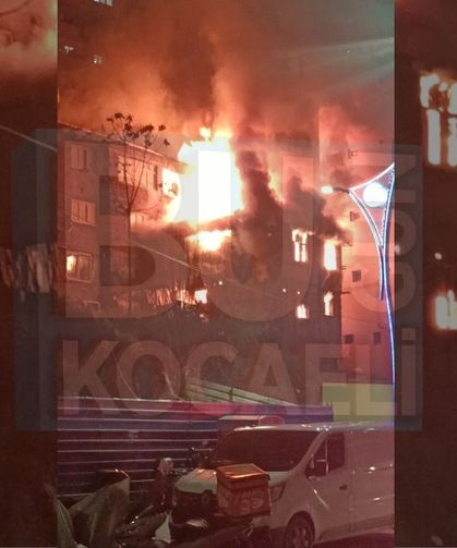 İzmit'in Göbeğinde Kabus Gecesi: Bina Cayır Cayır Yandı