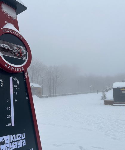 KOCAELİ’DE SOĞUK HAVA ETKİSİNİ ARTIRDI, KARTEPE BEYAZA BÜRÜNDÜ