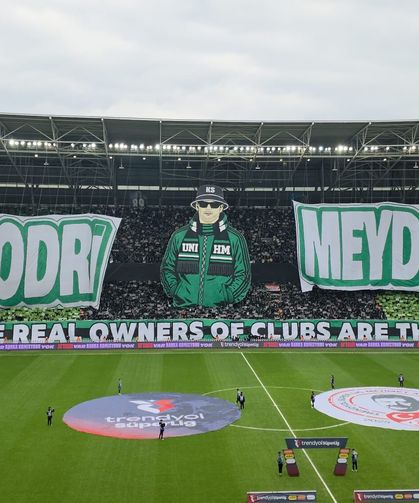 KOCAELİSPOR TARAFTARINDAN BEŞİKTAŞ MAÇI ÖNCESİ SÜRPRİZ KOREOGRAFİ!