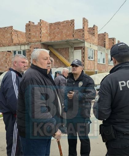 ALİKAHYA’DA YOL KAVGASI: MAHALLELİ BİRBİRİNE GİRDİ