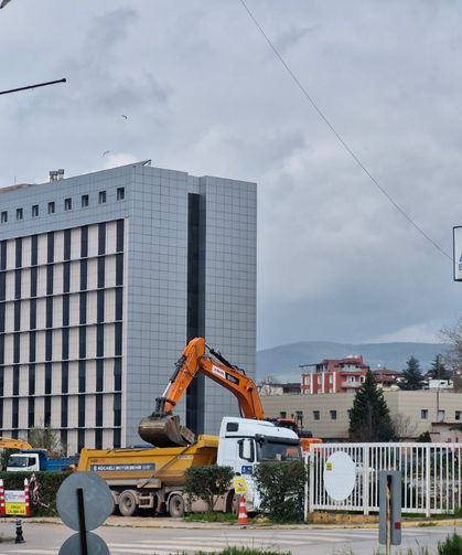 DERİNCE EĞİTİM VE ARAŞTIRMA HASTANESİ’NDE YIKIM BAŞLADI: 120 YATAKLI YENİ HASTANE GELİYOR