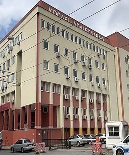 GÖLCÜK’TE ÖĞRETMENE “ZİNCİRLEME CİNSEL İSTİSMAR” SUÇLAMASI: 21 YILA KADAR HAPİS İSTEMİ