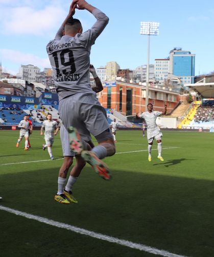 KOCAELİSPOR’DAN ERKEN GOL! TRİBÜNLERDE KISA SÜRELİ GERGİNLİK