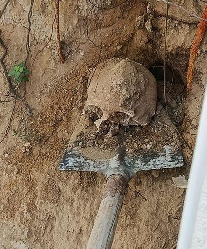 KÖRFEZ’DE BAHÇE KAZISINDA DEHŞET: İNSAN KAFATASI VE KEMİKLER BULUNDU