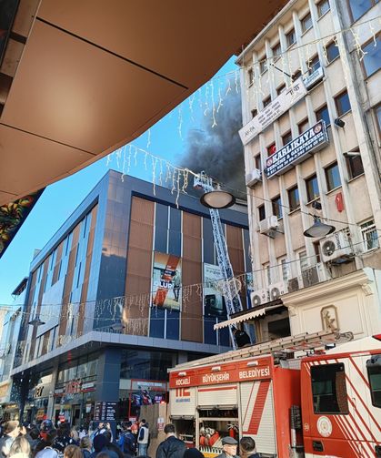 İZMİT'TE ALIŞVERİŞ MERKEZİNDE YANGIN PANİĞİ