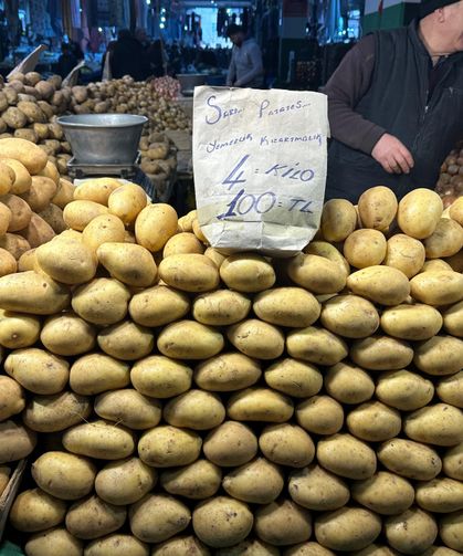 İZMİT DOĞU KIŞLA PAZARINDA BAYRAM SONRASI FİYATLAR GERİLEDİ