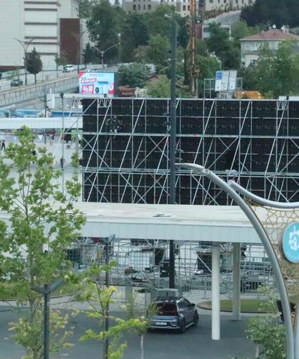 MİLLİ İRADE MEYDANI'NDAKİ DEV EKRAN İPTAL Mİ OLUYOR? MİLLİ MAÇA YKS ENGELİ İDDİASI