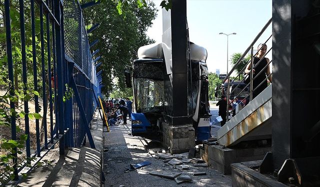 Ankara'da Belediye Otobüsünün Karıştığı Zincirleme Kazada 20 Kişi Yaralandı