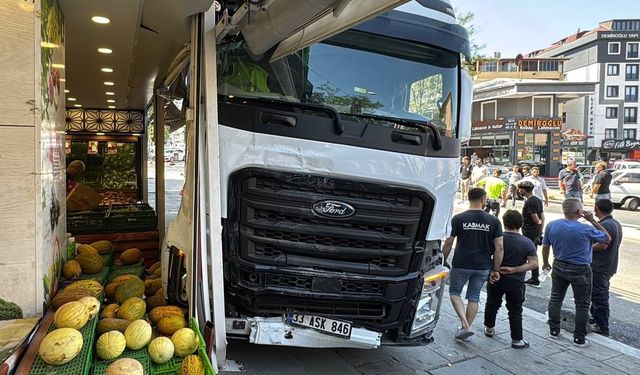 Yokuşta Kayan Tırın 5 Araçta Hasara Neden Olduğu Kaza Kamerada