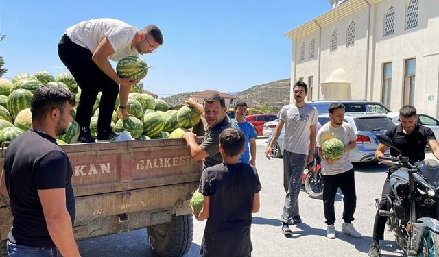 Tonlarca Karpuzu Satın Alarak Ücretsiz Dağıttı