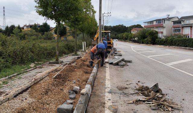 Başiskele’de Kaldırım Bakım ve Onarım Çalışmaları Devam Ediyor