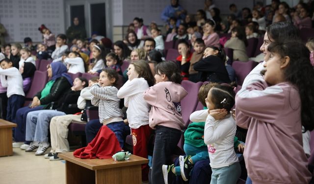 Kartepe’de Miniklere Tiyatro Şöleni: “Dile Benden Ne Dilersen” Sahnede