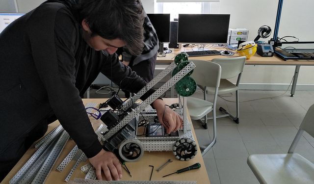 Darıca’da VEX Robot Yarışması ile Geleceğin Mühendisleri Sahne Alıyor