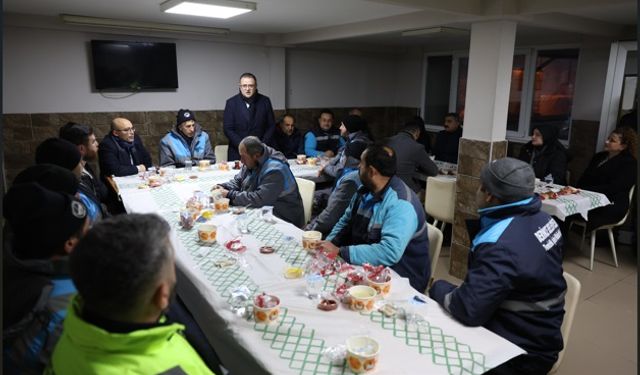 Derince Belediye Başkanı Gökçe’e Temizlik İşçilerinin Yeni Yılını Kutladı
