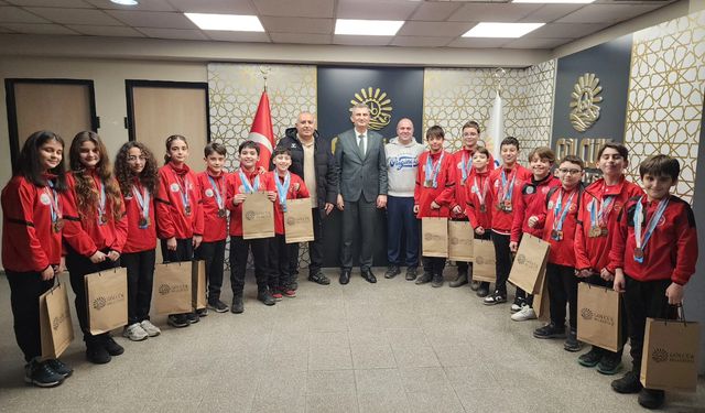 Gölcük Belediyespor’un Yüzücüleri Başkan Sezer’i Gururlandırdı