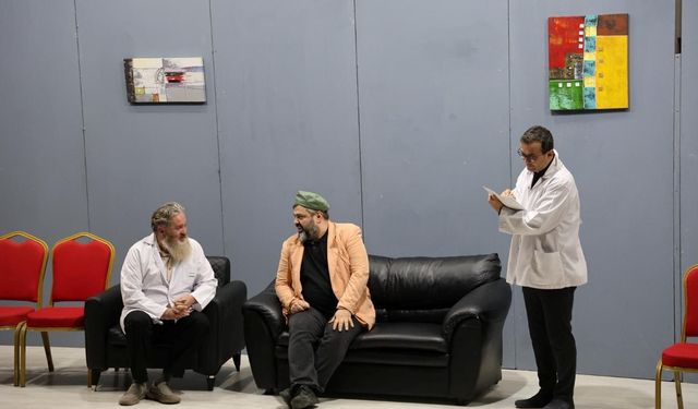 Kartepe’de Kahkaha Dolu Tiyatro Gecesi: “Deliriyorum Ben Haberin Olsun”