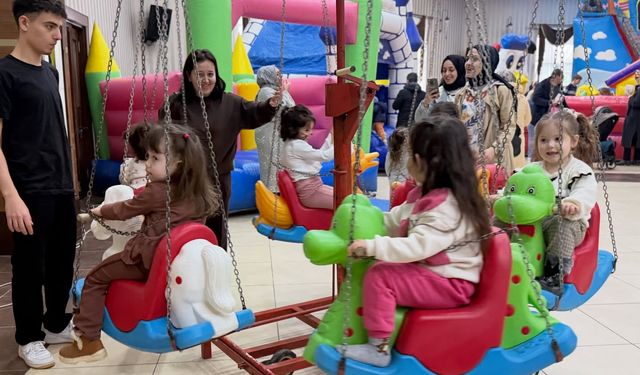 Gölcük’te Tatil Coşkusu Taştı: Çocuk Şenliği Kongre Sarayı’nı Doldurdu