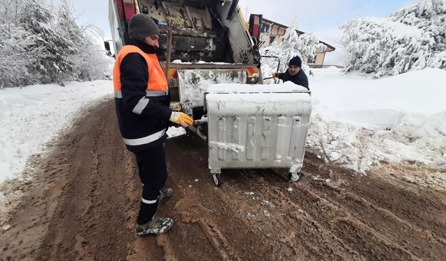 Başiskele’de Zorlu Kış Şartlarına Rağmen Temizlik Çalışmaları Sürüyor