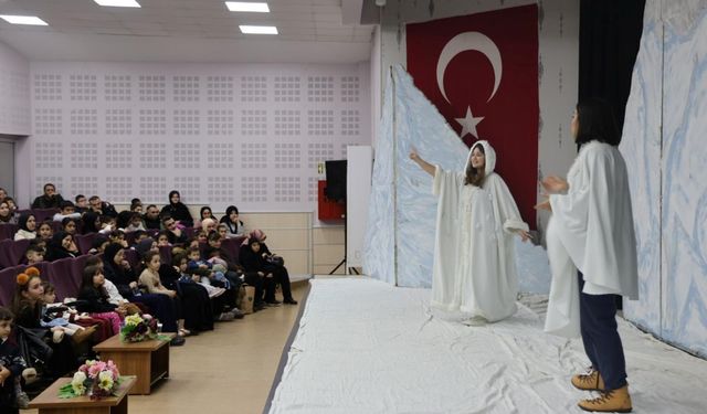 Karlar Diyarı Çocuk Tiyatrosu Kartepe’de Miniklerle Buluştu