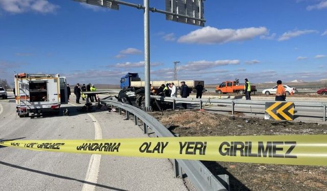 AİLE FACİASI: OTOMOBİL BARİYERLERE SAPLANDI, ANNE VE BABA ÖLDÜ