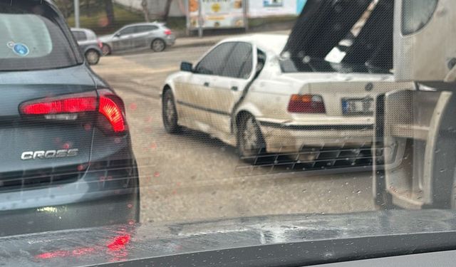 KIRMIZI IŞIKTA DURAN OTOMOBİLE DEMİRLER OK GİBİ SAPLANDI