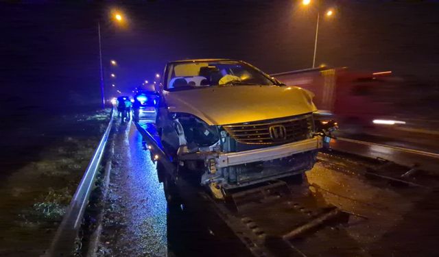 KONTROLDEN ÇIKAN OTOMOBİL BARİYERLERE ÇARPTI: SÜRÜCÜ AĞIR YARALI