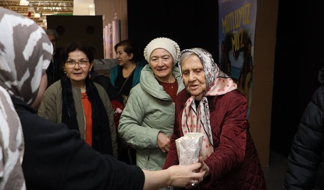 KÖRFEZ BELEDİYESİ’NDEN 45 YILLIK EVLİLERE ÖZEL SEVGİLİLER GÜNÜ ETKİNLİĞİ